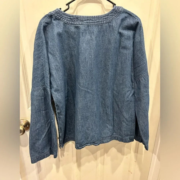 Universal Thread Denim Chambray V Neck Pullover Blouse size medium - Picture 4 of 6